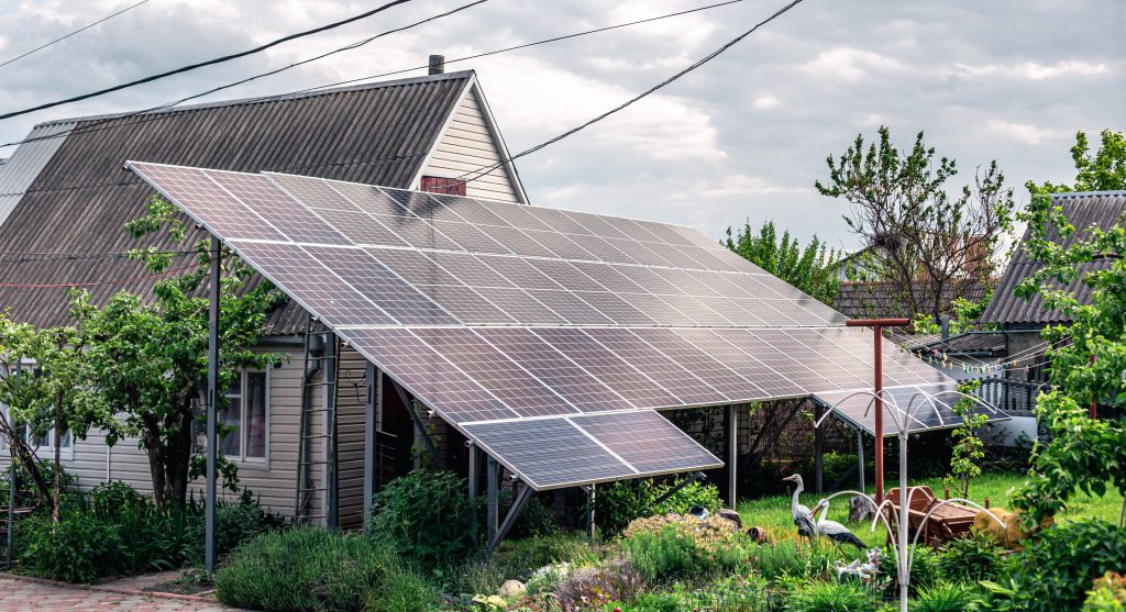 Millaisia ympäristöhyötyjä aurinkopaneelit tarjoavat Suomessa? 9 solar system solar panels near the house 2022 05 31 23 07 22 utc 1